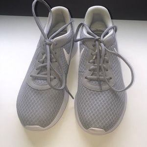 NEVER WORN size 7.5 Nike women’s athletic shoe